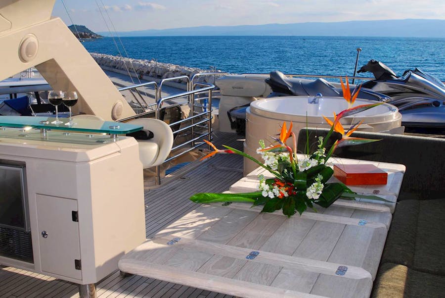 05-luxury-sunseeker-yacht-my-choco-flybridge-with-jetski.jpg