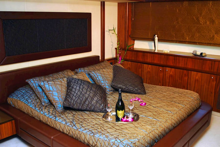 15-luxury-sunseeker-yacht-my-choco-cabin.jpg