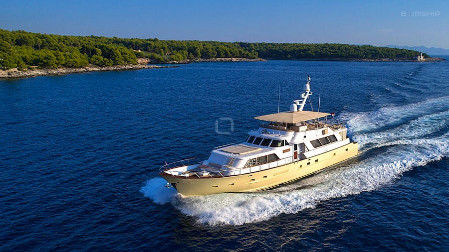 my_auriane_broward_marine_30_luxury_yacht_for_charter-001.jpg