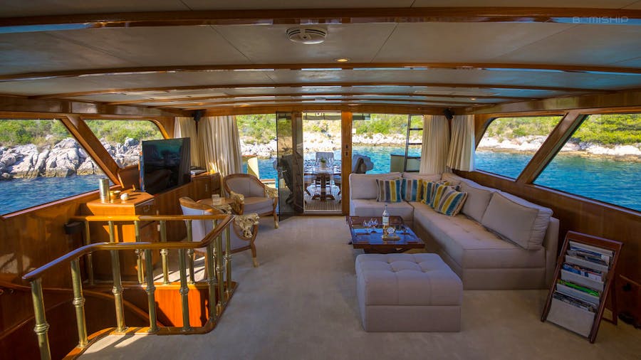 my_auriane_broward_marine_30_luxury_yacht_for_charter-003.jpg