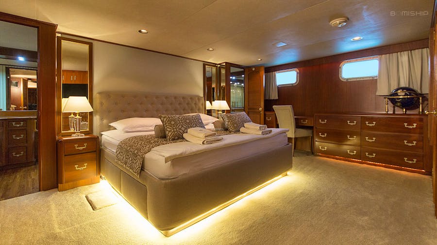 luxury yacht master cabin - accommodation