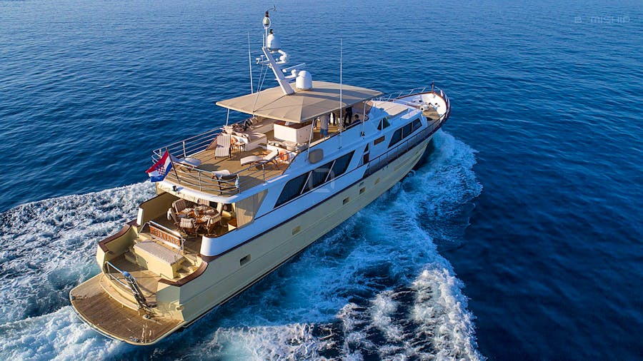 my_auriane_broward_marine_30_luxury_yacht_for_charter-014.jpg